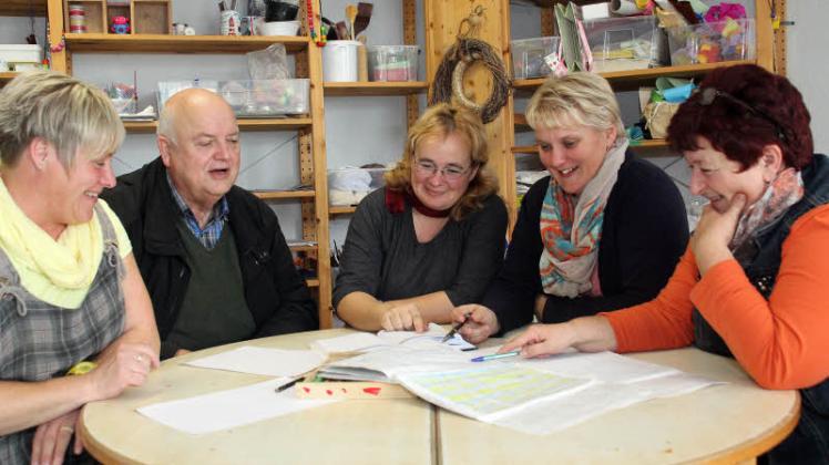 Das Kita-Team macht Freude: Bürgermeister Uwe Kröger (2.v.l.) Simone Heider (l.) sowie Aurica Schulze (3.v.l.), Madlen Heidemann (4.v.l.) und Heide Blank (r.).