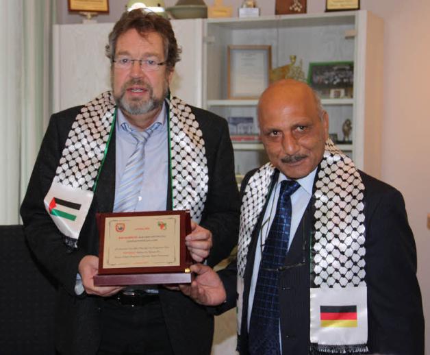 Maher Abu Khalil, Bürgermeister der palästinensischen Gemeinde Jifna, überreichte seinem Oldesloer Amtskollegen Tassilo von Bary eine holzgerahmte Urkunde der Städtepartnerschaft.   