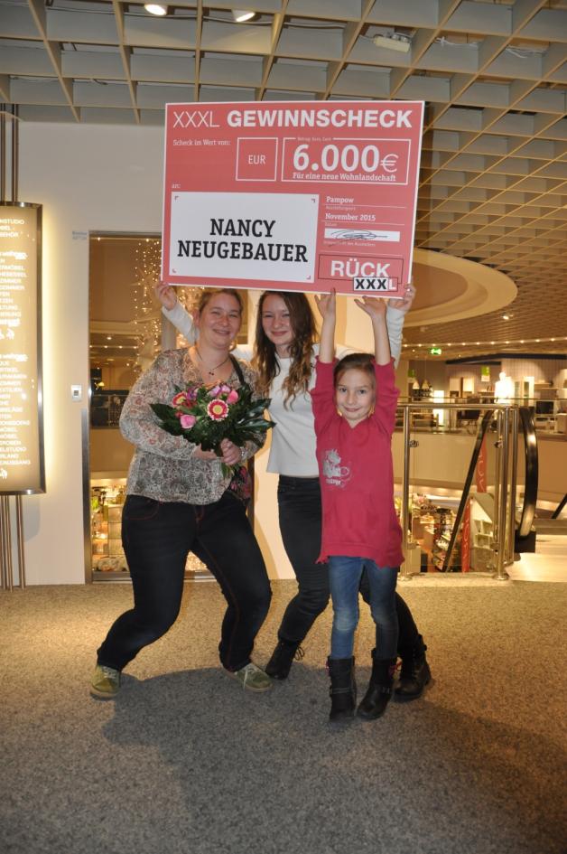 Große Freude bei Nancy Neugebauer und ihren Töchtern  Nina (M.) und Nele.  