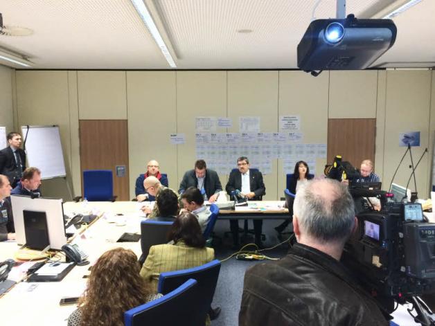 Innenminister Caffier informierte sich gestern im Lagezentrum seines Ministeriums über die aktuelle Flüchtlingssituation im Land. Innenminister Caffier informierte sich gestern im Lagezentrum seines Ministeriums über die aktuelle Flüchtlingssituation im Land.