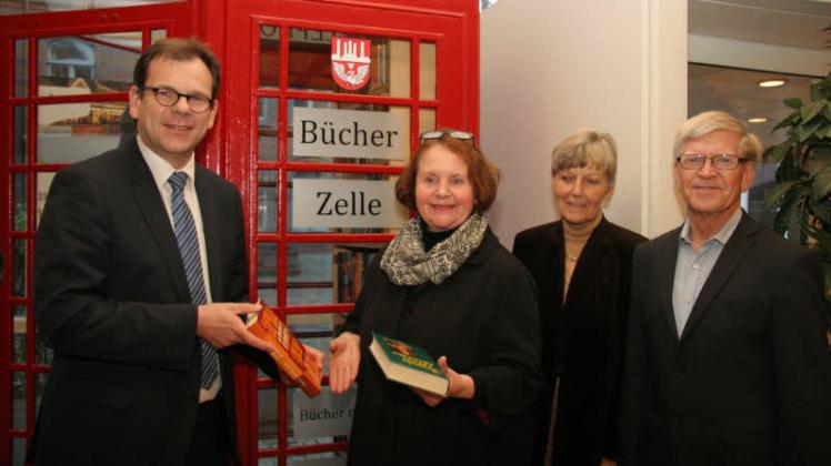 Zwei Bücher aus seinem privaten Fundus spendete (von links) OB Dr. Olaf Tauras an Christel Bendfeldt, Christel Kühl und Karl-Hermann Paulsen, die als Senior-Trainer das Projekt der offenen Bücher-Zelle anschoben. 