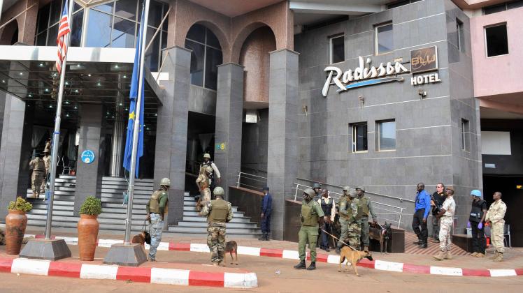 Bewaffnete Truppen sichern das Gebiet vor dem Luxushotel in Malis Hauptstadt Bamako. Attentäter hatten die Unterkunft gestürmt und knapp 170 Geiseln genommen.