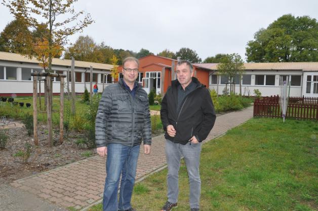 Simon Burmeister (l.) und Bernd Pahl sind zwei Gewerbetreibende, die sich besonders für ihren Heimatort Groß Godems engagieren. Fotos: Michael Beitien Simon Burmeister (l.) und Bernd Pahl sind zwei Gewerbetreibende, die sich besonders für ihren Heimatort Groß Godems engagieren. Fotos: Michael Beitien