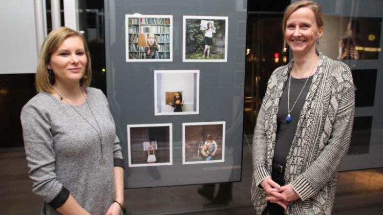 Anna Michalik vom Museum Koszalin und Astrid Frevert, Direktorin der Museums Tuch  +  Technik (rechts) zeigen Fotomontagen von Natalia Laczynska (19) aus Skoczów/Polen. 