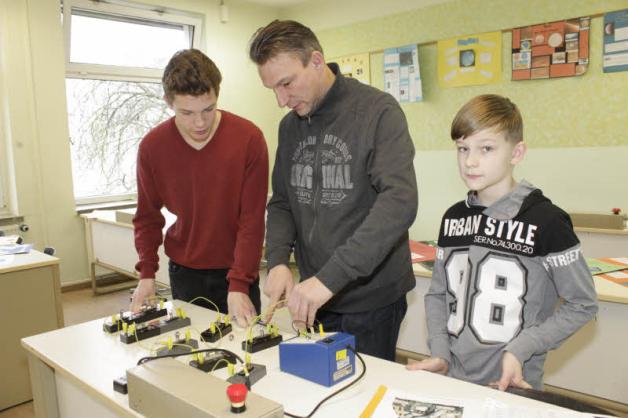 Farim Müller (r.) ist mit Papa Christian gekommen. Mit Zehntklässler Christoph Roost (l.) sprechen sie über die aufgebauten Stromkreise. Farim Müller (r.) ist mit Papa Christian gekommen. Mit Zehntklässler Christoph Roost (l.) sprechen sie über die aufgebauten Stromkreise.