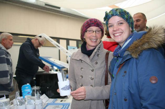 Besucherinnen Astrid (links) und Sonja Karberg mit ihren neuen Stirnbändern und den schicken Schleitassen.