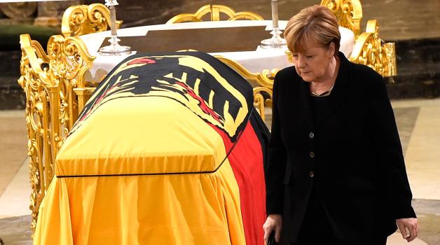 Angela Merkel am Sarg von Helmut Schmidt.