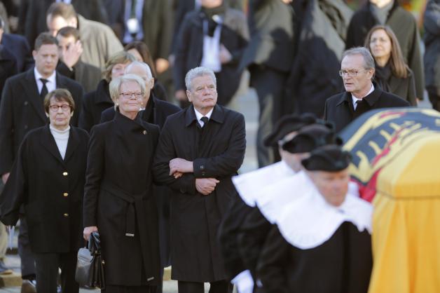 Hinter dem Sarg von Helmut Schmidt läuft Bundespräsident Joachim Gauck mit Susanne Schmidt-Kennedy, links daneben Schmidts Lebensgefährtin Ruth Loah.