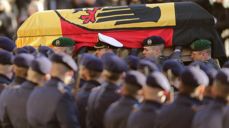Soldaten einer Ehrenformation tragen Schmidts Sarg.