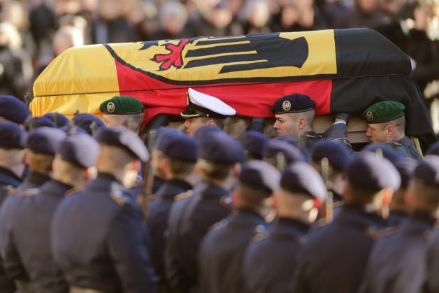 Soldaten einer Ehrenformation tragen Schmidts Sarg.