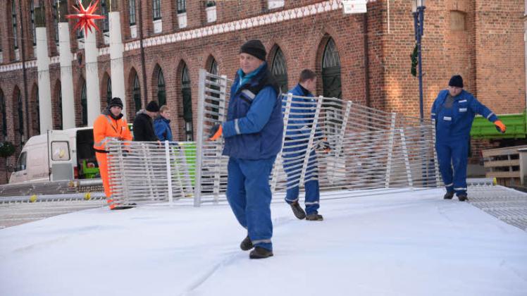 Routiniert haben die Mitarbeiter der Stadtwerke gestern die Technik der mobilen Eisbahn verlegt. Fotos: Wolfried Pätzold 