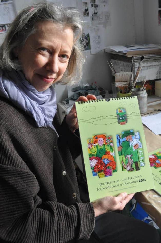 Illustratorin Rita Frind mit ihrem neuen Schachtelwesen-Kalender. 