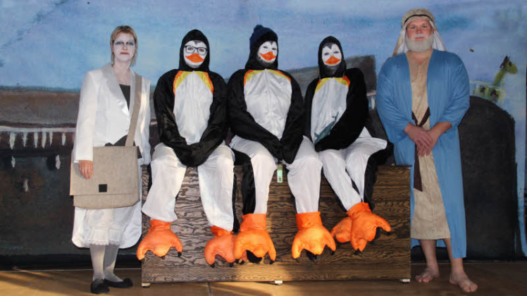 Die Pinguine in „An de Arche Klock acht“ werden von Steffen Ketelsen, Mila Kemper und Sandra Kemper-Petersen dargestellt, die Taube von Dörte Schilling, den Noah mimt Sven-Ove Christiansen. 