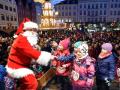 Einmal dem Weihnachtsmann die Hand schütteln: Dieser Kindheitstraum erfüllte sich für viele kleine Schweriner auf dem Marktplatz.