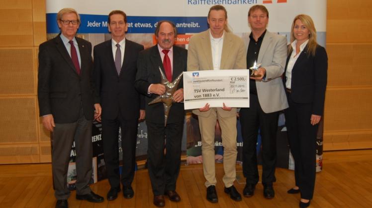 Strahlende Sieger bei den „Sternen des Sports“: Die Delegation des TSV Westerland mit LSV-Präsident Hans-Jakob Tiessen (l). 