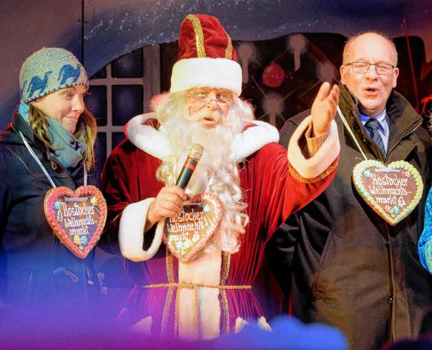 Zusammen mit dem Weihnachtsmann eröffnen Großmarkt-Chefin Inga Knospe und Oberbürgermeister Roland Methling das bunte Markttreiben.