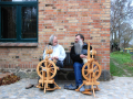 Haben Spaß bei ihrer Arbeit: Kristin und Andreas Gurack spinnen ihre naturbelassene Wolle per Hand.