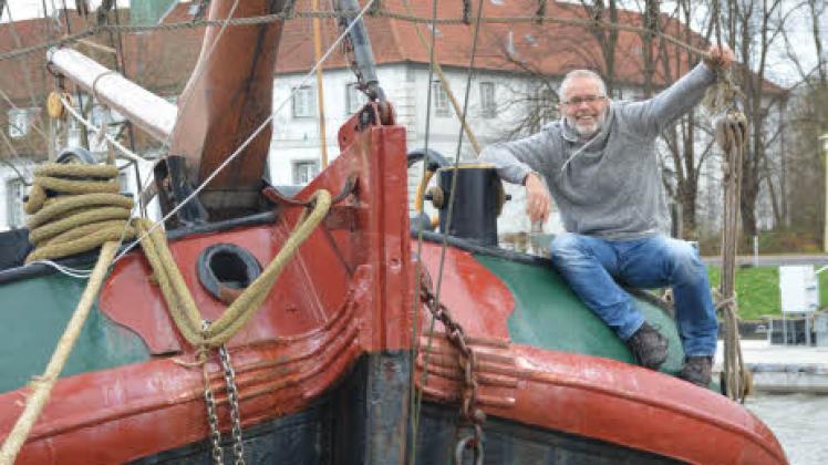 Dick Kroes ist der Kapitän der Einmast-Seetjalk. Im Sommer geht es hinaus aufs große Meer 