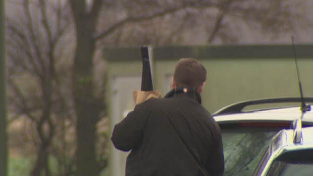 Ein Ermittler trug gestern mehrere Jagdwaffen aus dem Wohnhaus. 
