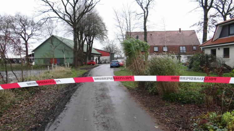 Auf dem einsamen Birkenhof in Wasbek starben bei einem Familiendrama Vater und Sohn. Die Mutter liegt schwer verletzt im Krankenhaus. 