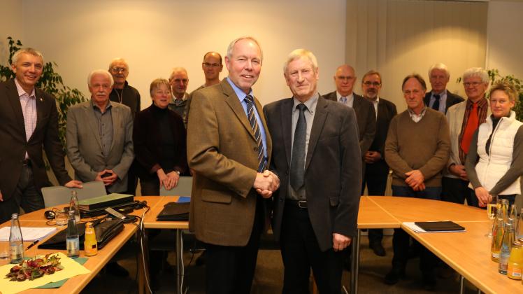 Glückwünsche für den neuen Amtsdirektor: Willi Hachmann (vorn, rechts) gratuliert Heinz Brandt zur Wahl. Der Leitende Verwaltungsbeamte wurde von den Mitgliedern des Amtsausschusses (im Hintergrund) einstimmig gewählt.  