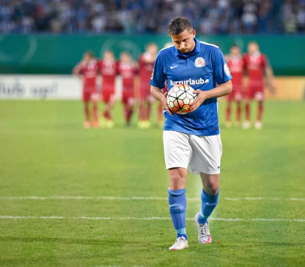 Marcel Ziemer will endlich wieder spielen und seinen FC Hansa aus der Krise schießen.  