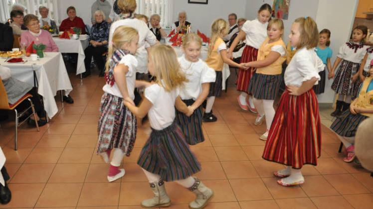 Die Tanzkinder des Heimatvereins erfreuten mit ihrem Auftritt.
