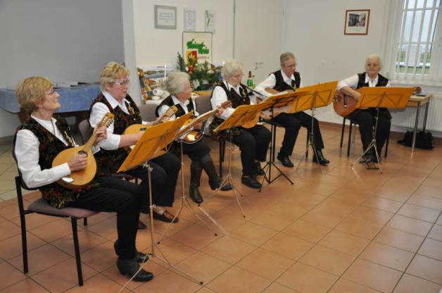 Musikalisch gratulierte die Witziner Mandolinengruppe.  Fotos: Rüdiger Rump 