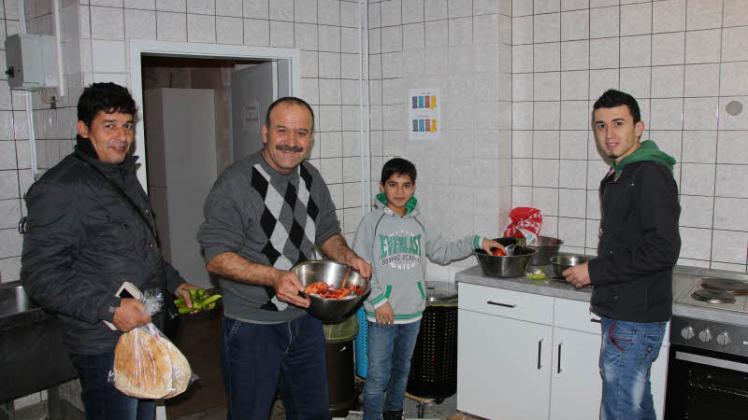 In den arabischen Ländern trifft man Männer eher selten in der Küche.  Glal kommt gerade vom Einkaufen zurück, Achmed hat Geflügel vorbereitet und Khaled schnippelt Gemüse. Der Junge Achmed schaut interessiert zu.  