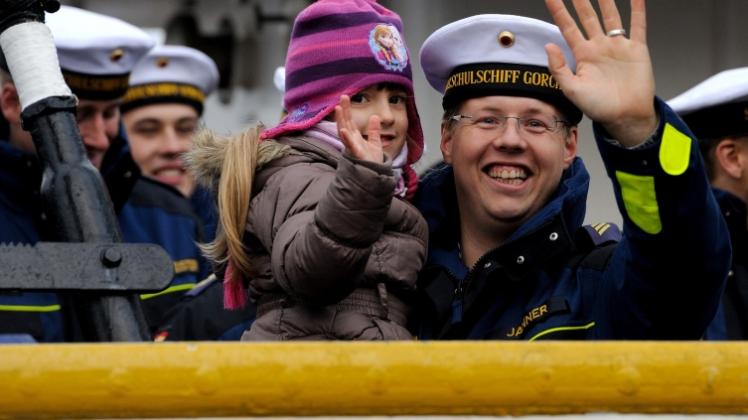 Hurra, Papa ist wieder zu Hause! Der Marinesoldat Björn nimmt Tochter Soraya (6) gleich auf den Arm.  
