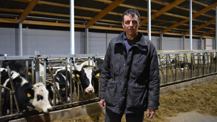 Johannes Aalberts ist sehr zufrieden mit den Haltungsbedingungen im neuen Rinderstallt. 
