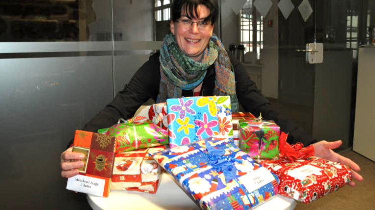 Annelie Tilsner von der Bützower Miniaturstadt freut sich, dass schon viele Geschenke abgegeben wurden.  