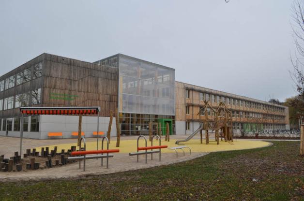 Die Energie-Plus-Schule in der Mathias-Thesen-Straße heißt seit der Fertigstellung „Nordwindkinner“. Mit Wind- und Solaranlagen erzeugt sie mehr Energie, als sie verbraucht.
