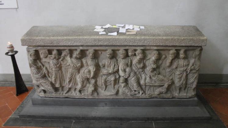 Stensen-Grab in Florenz: Auf dem Sarkophag liegen viele kleine Zettel, mit denen sich Gläubige an den Seligen Niels Stensen wenden.  Fotos: Haescher 