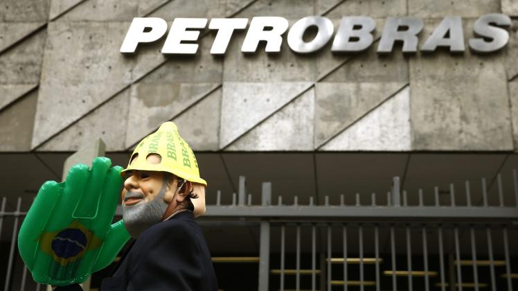 Das Firmenlogo des brasilianischen Mineralölunternehmens während eines Protestes. 