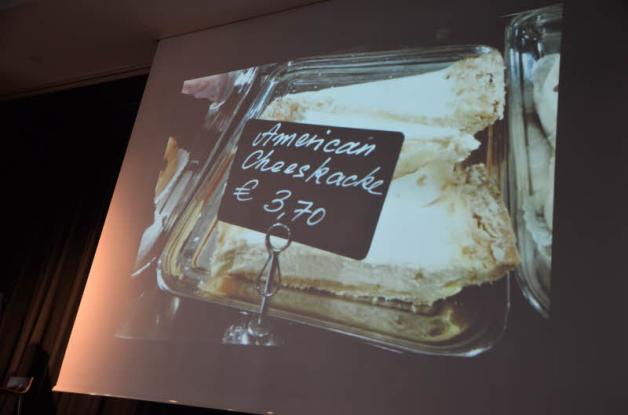 Vielleicht doch besser nicht probieren? – „American Cheeskacke“ - Stück 3,70 Euro. Vielleicht doch besser nicht probieren? – „American Cheeskacke“ - Stück 3,70 Euro.