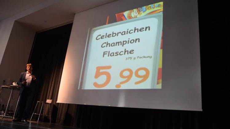 „Annähernd korrektes Sächsisch“: Bastian Sick präsentierte Verkaufsschilder in fehlerhaftem Englisch – zur Erheiterung der Schüler.  