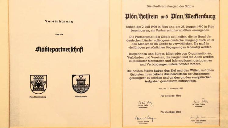 Diese Urkunde der Städtepartnerschaft wurde am 17. November 1990 unterzeichnet. Sie hängt im Erdgeschoss des Rathauses.
