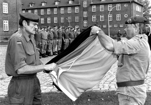 Trauriger Akt: Am 30. September 1993 wurde in der Grenzland-Kaserne zum letzten Mal die Fahne eingeholt. 