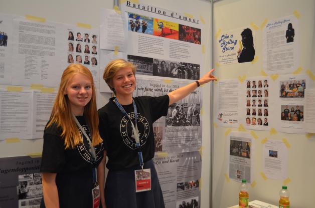 Lucie Block (l.) und Hanna Boegel, beide vom Innerstädtischen Gymnasium Rostock, berichteten vom Musical „Like a Rolling Stone“, dass sie zusammen mit weiteren Schülern und Lehrern auf die Beine gestellt haben.