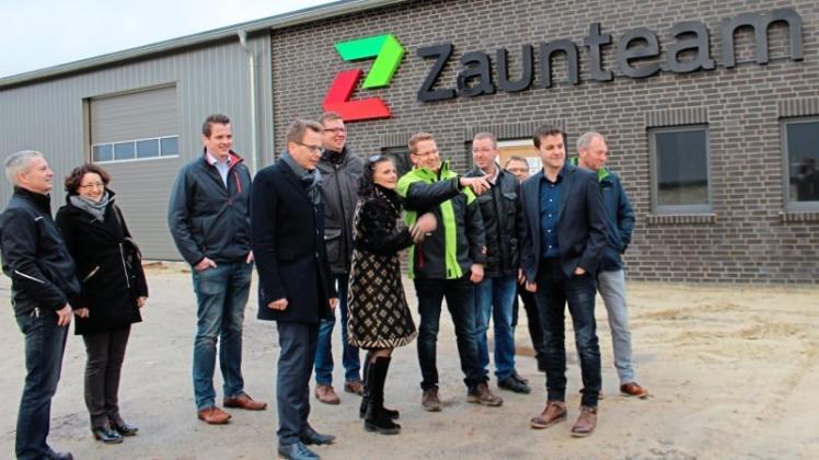 Den Neubau des Unternehmens Zaunteam von Bernd Siemer (5. von rechts) schaute sich Gitta Connemann (6. von rechts) in Rastdorf an. 