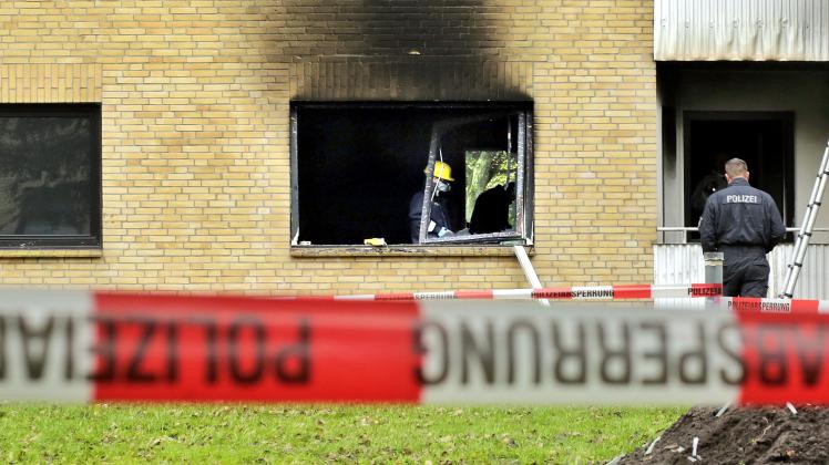 Nur eine Woche vor dem Einzug von Flüchtlingen: Mitte Oktober brach in einem leerstehenden Hochhaus in Flensburg ein Feuer aus. Nach Polizeiangaben wurde Brandbeschleuniger gefunden. 