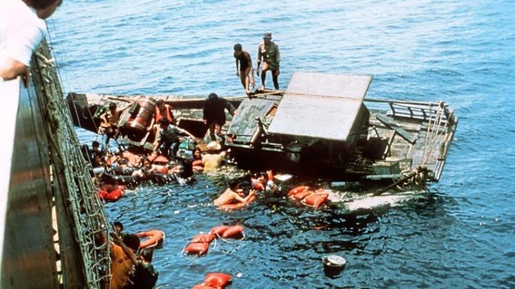 Ein Flüchtlingsboot kentert in den 198er-Jahren im Chinesischen Meer beim Anlegen an das Rettungsschiff „Cap Anamur“. Alle Flüchtlinge können gerettet werden. 