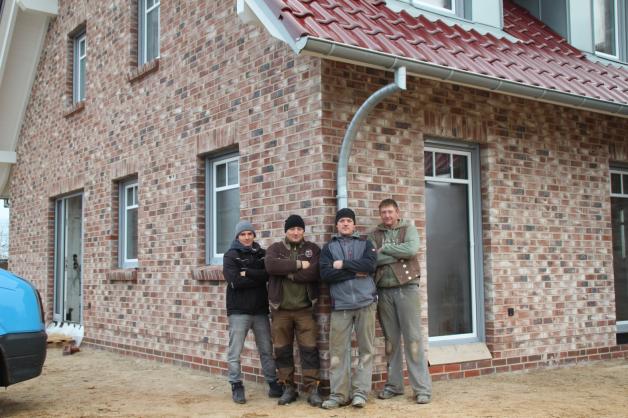 Erfüllen den Traum vom eigenen Haus: Tom, Manfred und Steffen Begerow mit Maurer Nico Wolter (v.l.n.r.) vor der Baustelle eines Einfamilienhauses in Klocksdorf. 