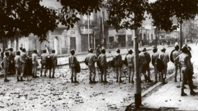 19. Januar 1977: Ägyptische Polizei versucht die protestierenden Menschen in Kairo in Schach zu halten. Foto: pa