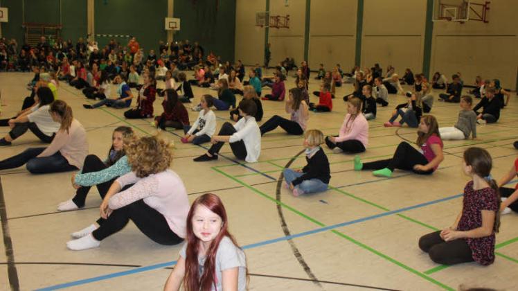 Die Sporthalle füllte sich schnell mit Schülern, die sich am „Flashmob“ beteiligten. Fotos: Traudel Leske 