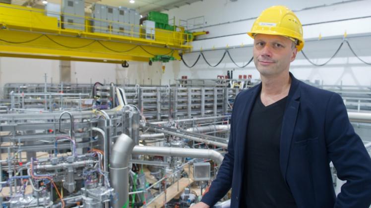 Der Direktor am Max-Planck-Institut für Plasmaphysik, Thomas Klinger, steht vor dem 725 Tonnen schweren, ringförmigen Plasmagefäß für das Kernfusionsexperiment "Wendelstein 7-X".  