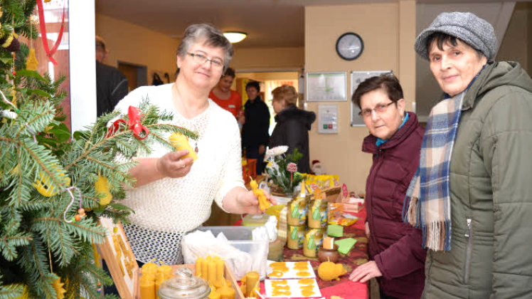 Renate Wendlandt und Ursel Went hörten am Stand von Astrid Grigull (v.r.) über schöne und nützliche Dinge aus Bienenwachs. 