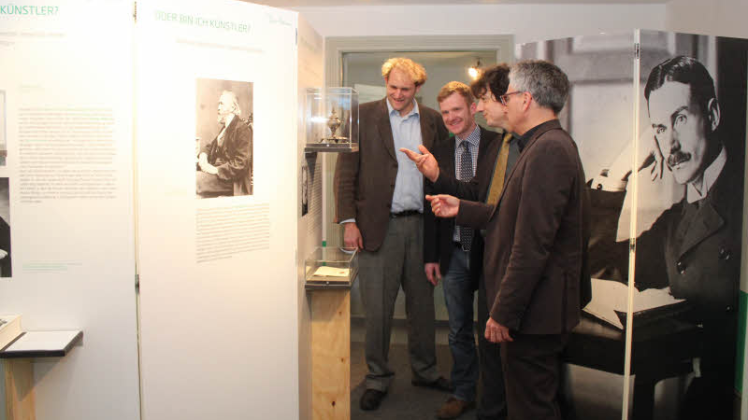 Freuen sich über die gelungene Ausstellung im Storm-Haus: deren Szenograf Sven Klomp, der Leiter der Storm-Zentrums, Dr. Christian Demandt, der Präsident der Theodor-Storm-Gesellschaft, Prof. Phillip Theisohn, und der Präsident der Deutschen Thomas-Mann-Gesellschaft, Prof. Hans Wißkirchen (v. l.).   