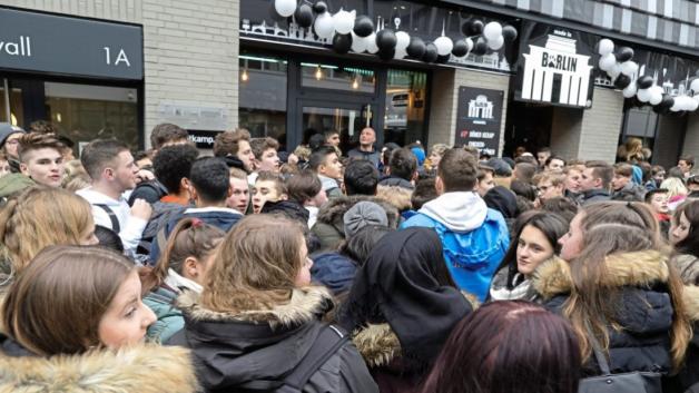 Das Eröffnungsangebot zeigt Wirkung: Schon eine halbe Stunde vor der Eröffnung des neuen Dönerladens „Made in Bärlin“ in Osnabrück hat sich eine Menschenmenge vor dem Geschäft gebildet. Das Eröffnungsangebot zeigt Wirkung: Schon eine halbe Stunde vor der Eröffnung des neuen Dönerladens „Made in Bärlin“ in Osnabrück hat sich eine Menschenmenge vor dem Geschäft gebildet.